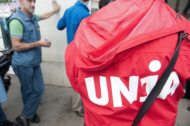 Quelques jours après le verdict condamnant un important industriel à 16 ans de prison et des millions de francs de dédommagements, Unia demande une interdiction mondiale de l'amiante. 