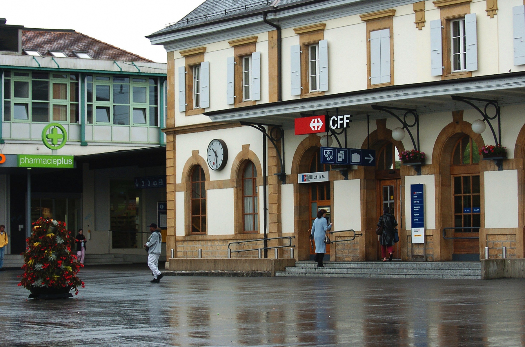 Ici, devant la gare principale d'Yverdon-les-Bains.

