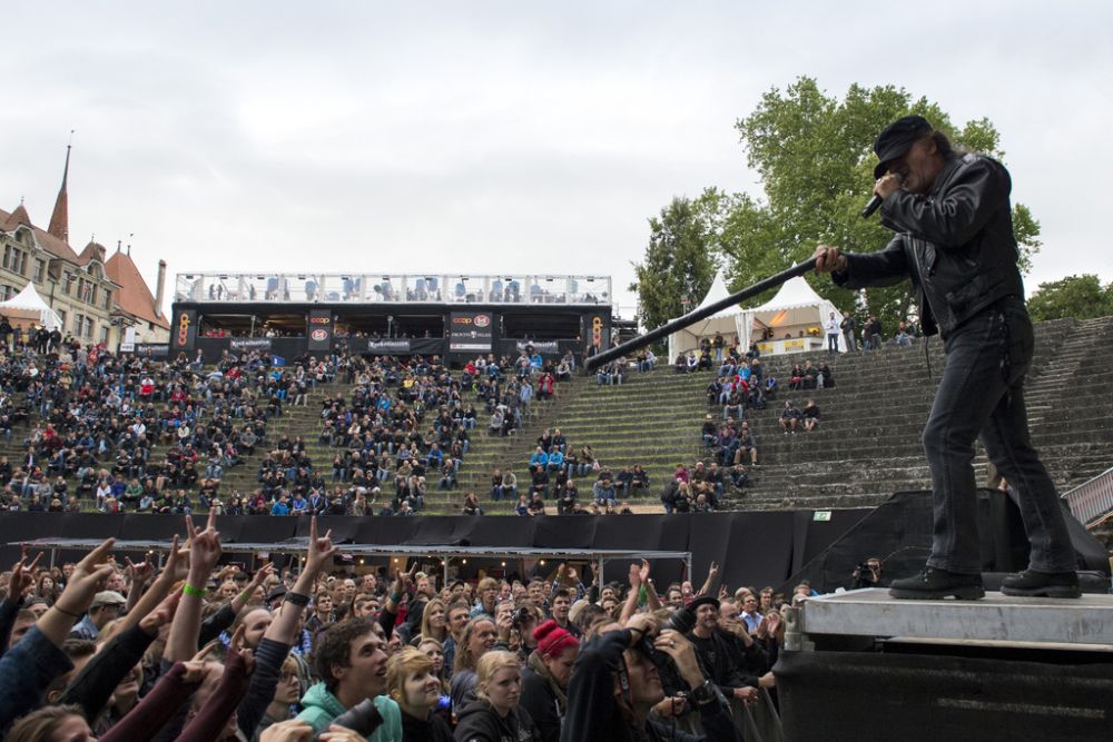 Marc Storace, le leader du groupe Krokus, sur la grande scène du festival Rock Oz'Arenes, à Avenches.