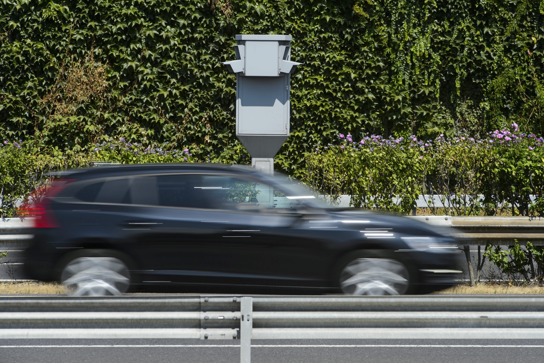 Les détecteurs de radars sont bel et bien interdits en Suisse: un conducteur en a fait l'expérience à Neuchâtel.