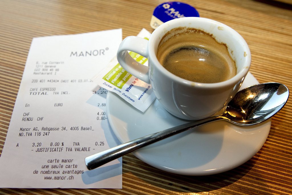 Un ticket de caisse montre la TVA a 8 pour-cent pose vers une tasse de cafe au restaurant Manor, ce lundi 3 janvier 2011 a Geneve. Les Suisses debourseront davantage pour la TVA (taxe sur la valeur ajoutee) en 2011. (KEYSTONE/Salvatore Di Nolfi)