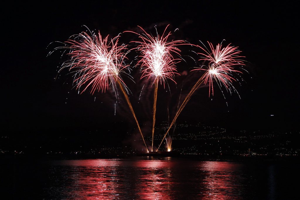 Le grand feu d'artifice du 1er aout est tire depuis un bateau sur le lac Leman ce mardi 31 juillet 2012 au Bouveret...( KEYSTONE/Schmid Maxime)