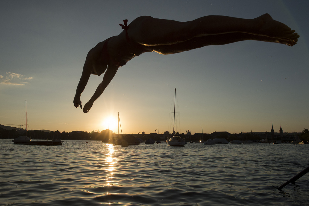 Si la canicule profite aux baigneurs, elle fait baisser drastiquement le niveau des lacs suisses.