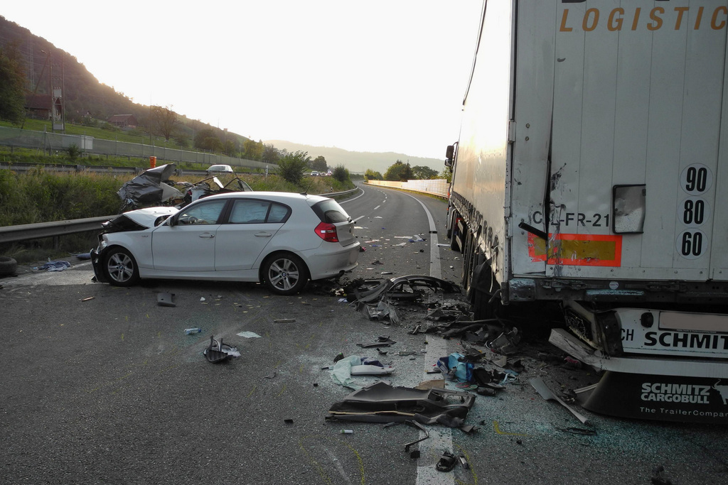 Les deux victimes de l'accident mortel survenu vendredi soir sur l'autoroute entre Goldau et Küsnacht (SZ) sont deux fillettes âgées de deux et trois ans.