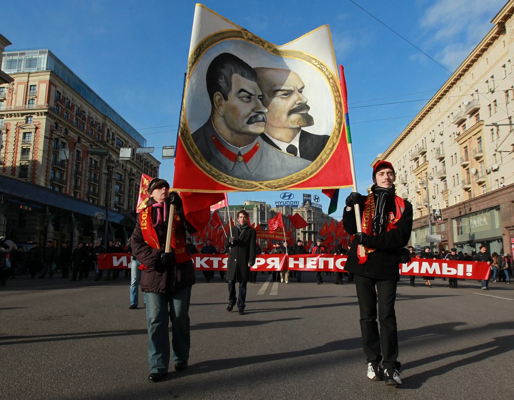 Les deux leaders emblématiques de la Russie soviétique doivent se retourner dans leur tombe. 