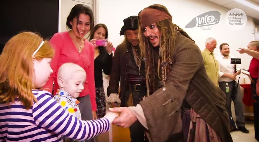 Jack Sparrow, alias Johnny Depp, a rendu visite à des enfants malades en Australie. 