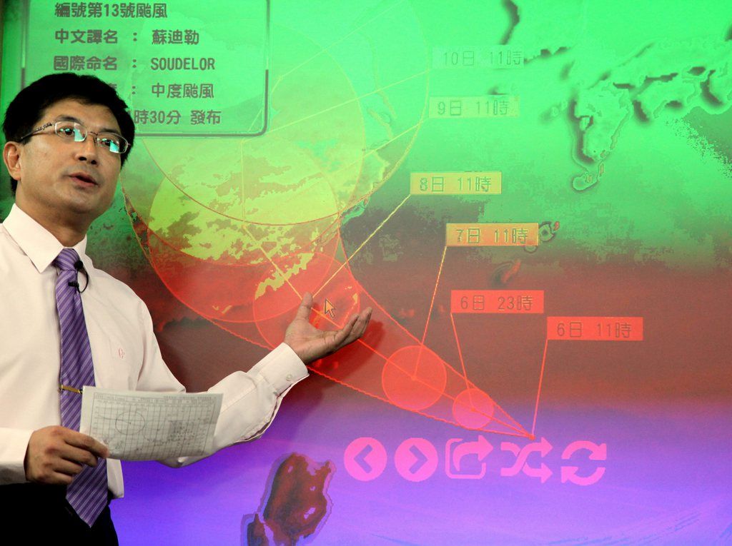epa04873900 Weather forecaster Hsieh Ming-chang briefs reporters on the progress of Typhoon Soudelor at the Central Weather Bureau (CWB) inTaipei, Taiwan, 06 August 2015. The CWB issued a sea warning for Soudelor which is expected to hit Taiwan's northeastern tip on 07 and 08 August before making landfall in Southeast China. The CWB classified Soudeler, which has weakened, to a Medium Typhoon but still warned that it could bring strong winds and heavy rains and may cause damage to Taiwan.  EPA/DAVID CHANG