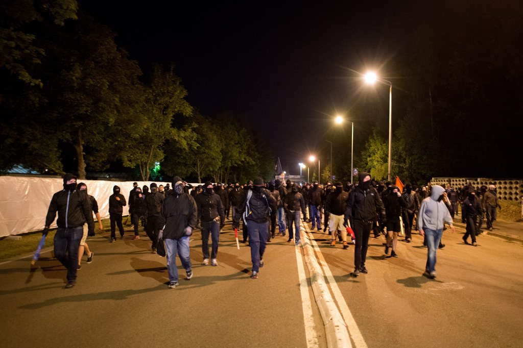 Des témoins ont entendu des "Heil Hitler" scandés par les manifestants. 