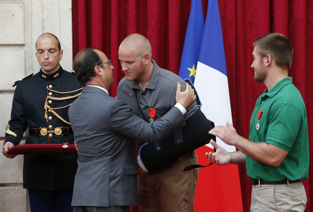 Le président français François Hollande a honoré le soldat américain Spencer Stone après lui avoir remis la Légion d'honneur à l'Elysée. Le militaire est aujourd'hui hospitalisé après avoir été poignardé.