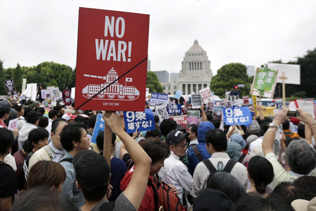 Ce rassemblement est l'un des 300 prévus dimanche dans l'archipel pour contester la doctrine du gouvernement qui veut renoncer à la constitution pacifiste japonaise.