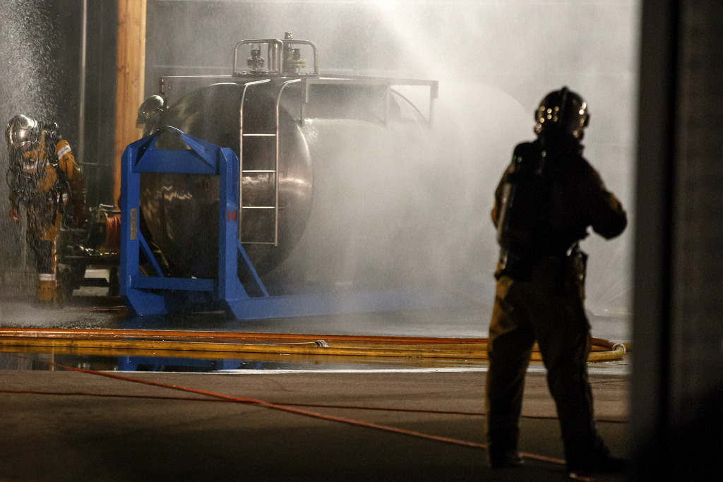 Les pompiers du SIS (Service d'Incendie et de Secours) interviennent sur la fuite d'une cuve de 5'000 litres d'acide chlorhydrique installee dans une usine des Services industriels de Geneve situee a la route de Valavran, ce samedi 19 septembre a Bellevue pres de Geneve. (KEYSTONE/Salvatore Di Nolfi)