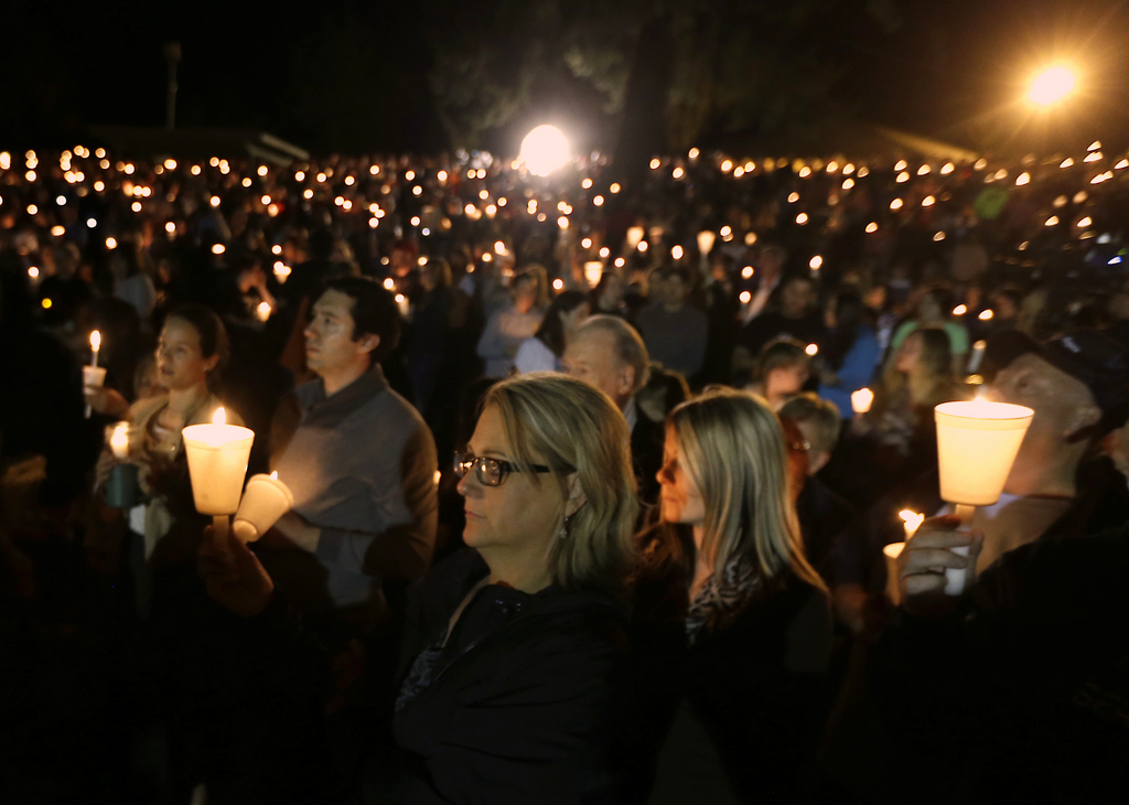 Un hommage aux victimes a été rendu jeudi soir pour les 13 victimes de la fusillade dans une univsersité de l'Oregon