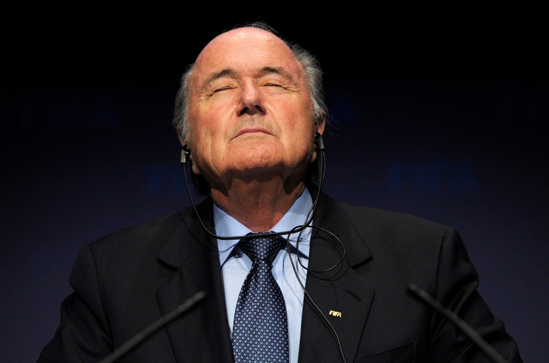 Blatter serait suspendu trois mois.