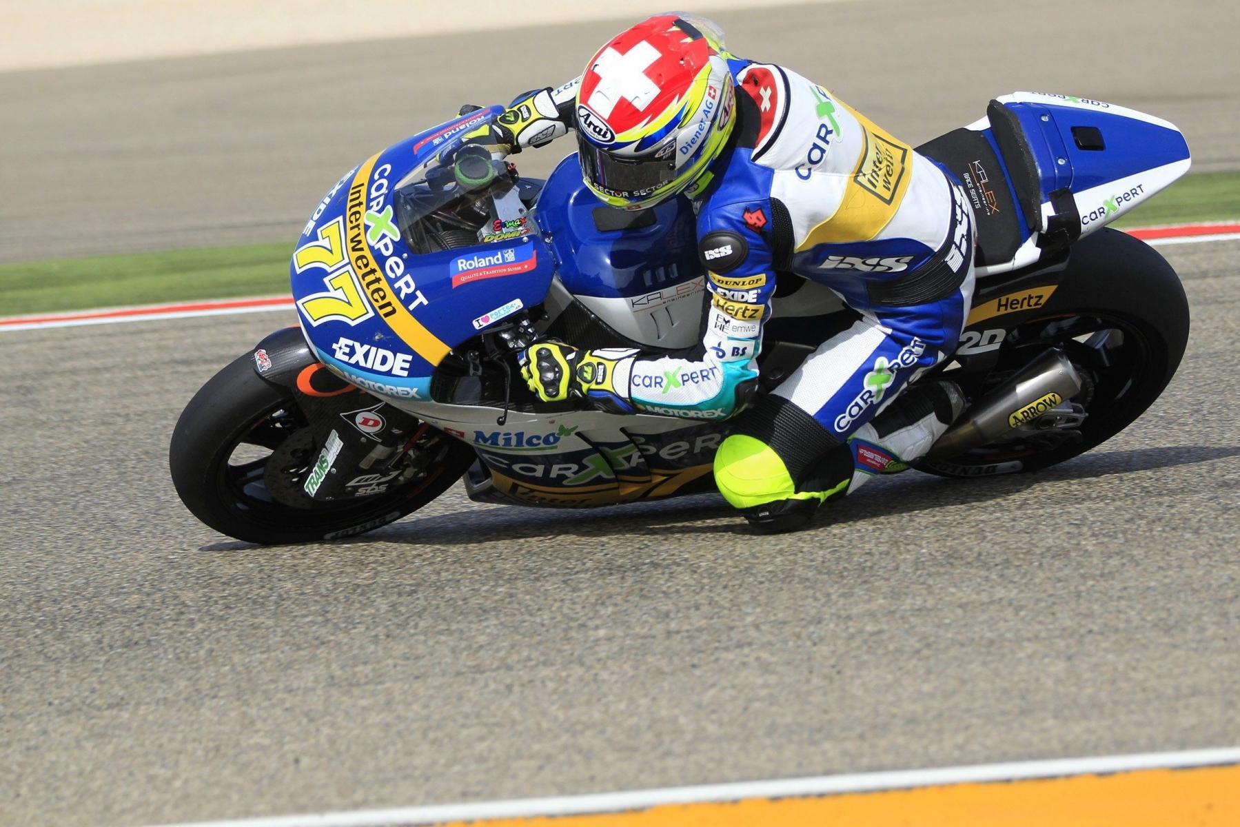 epa04951157 Swiss Moto2 rider Dominique Aegerter during the qualifying session at Motorland circuit in Alcaniz, Spain, on 26 September 2015. The Aragon Grand Prix will take place on 27 September 2015.  EPA/ANTONIO GARCIA SPAIN MOTORCYCLING GRAND PRIX