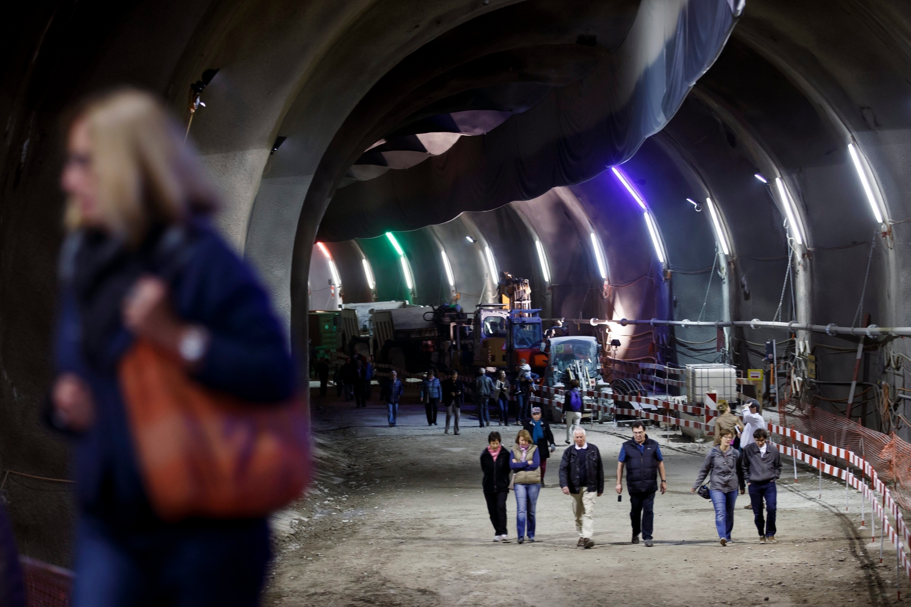 Des personnes visitent le chantier du tunnel du Val d'Arve a l'occasion des journees portes ouvertes du CEVA (Liaison ferroviaire Cornavin, Eaux-Vives, Annemasse), ce samedi 26 septembre 2015 a Carouge pres de Geneve. (KEYSTONE/Salvatore Di Nolfi) SUISSE CEVA PORTES OUVERTES