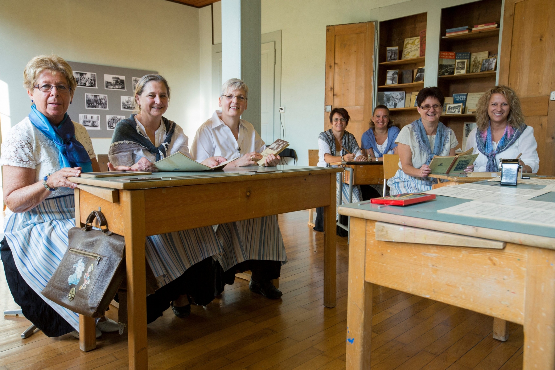 Aclens, dimanche 27 septembre 2015

Exposition Regard sur le pass√© √† Aclens. Portrait de La Ruche, comit√© de culture et de loisir d'Aclens (de gch √† drt) Paulette Vez, Evelyne Schach (Vice-pr√©sidente), C√©cile Cornet, Corinne Spichiger Golay (Pr√©sidente), Val√©rie D'Ascoli (secr√©taire), Isabelle Hauswirth et Claudine Salm (Tr√©sori√®re)



Sigfredo Haro Exposition Regard sur le pass√©, Aclens