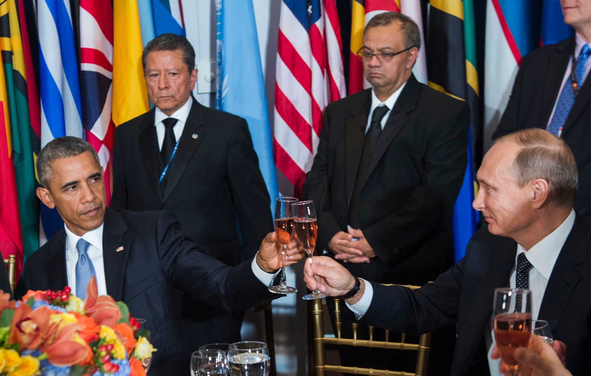epa04955286 A handout picture provided by the United Nations (UN) on 29 September 2015 shows US President Barack Obama (L) and his Russian counterpart Vladimir Putin (R) sharing a toast at a luncheon hosted by UN Secretary-General Ban Ki-moon (not pictured) in honor of world leaders attending the general debate of the General Assembly, in New York, New York, USA, 28 September 2015.  EPA/UNITED NATIONS/AMANDA VOISARD ALTERNATIVE CROP HANDOUT EDITORIAL USE ONLY/NO SALES USA RUSSIA UN LUNCHEON