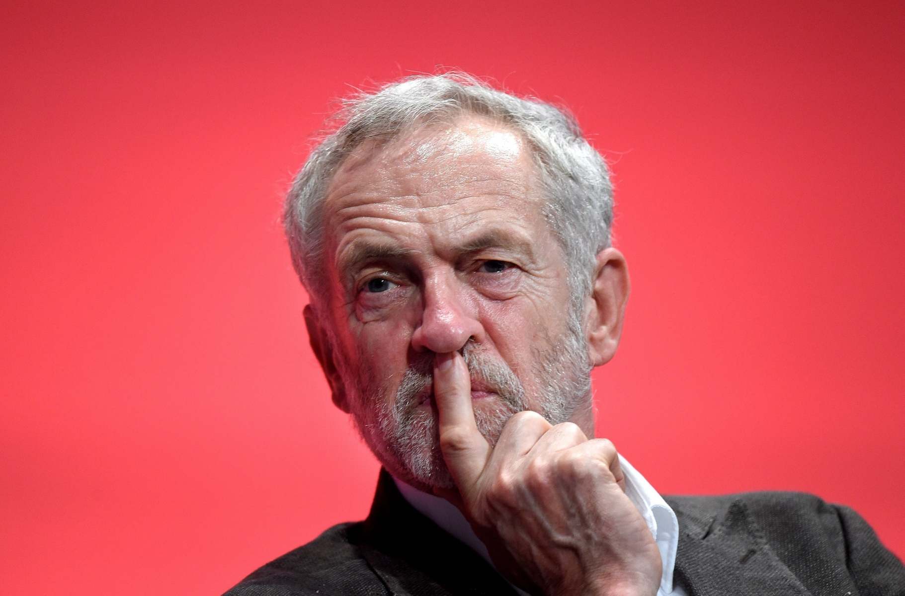 epa04952788 Leader of the British Labour party Jeremy Corbyn listens to a delegate at the Labour Conference in Brighton, Britain, 27 September 2015.  EPA/FACUNDO ARRIZABALAGA BRITAIN POLITICS LABOUR