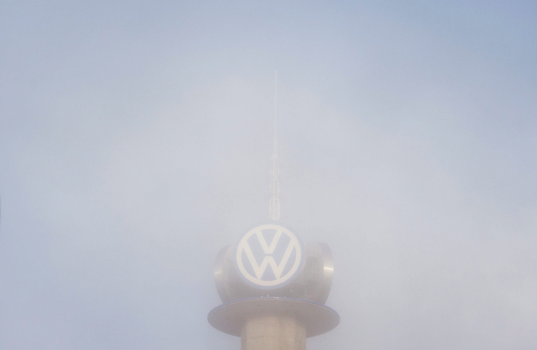 epa04956947 The Volkswagen tower is seen through thick fog in Hanover, Germany, 30 September 2015. Volkswagen's luxury sports carmaker Porsche is expected to name a new chief executive as part of a wider shakeout of the group's management after the exhaust emissions scandal.  EPA/JULIAN STRATENSCHULTE