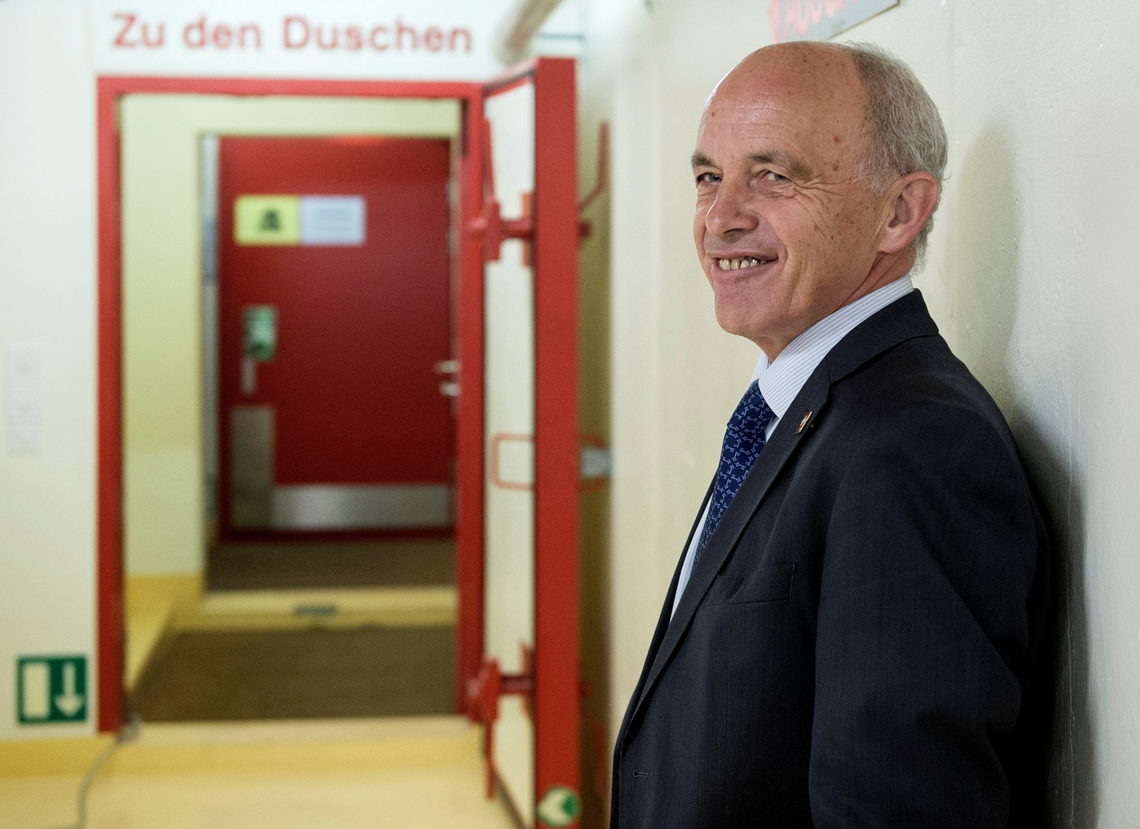 Bundesrat Ueli Maurer, Chef des Eidgenoessischen Departementes fuer Verteidigung, Bevoelkerungsschutz und Sport (VBS), auf dem Rundgang durch die Zivilschutzanlage Worb, waehrend dem Kasernengespraech zum Thema "Moegliche Leistungen des VBS fuer die zivilen Behoerden", am Donnerstag, 1. Oktober 2015, in Worb. (KEYSTONE/Marcel Bieri) SCHWEIZ KASERNENGESPRAECH UELI MAURER VBS