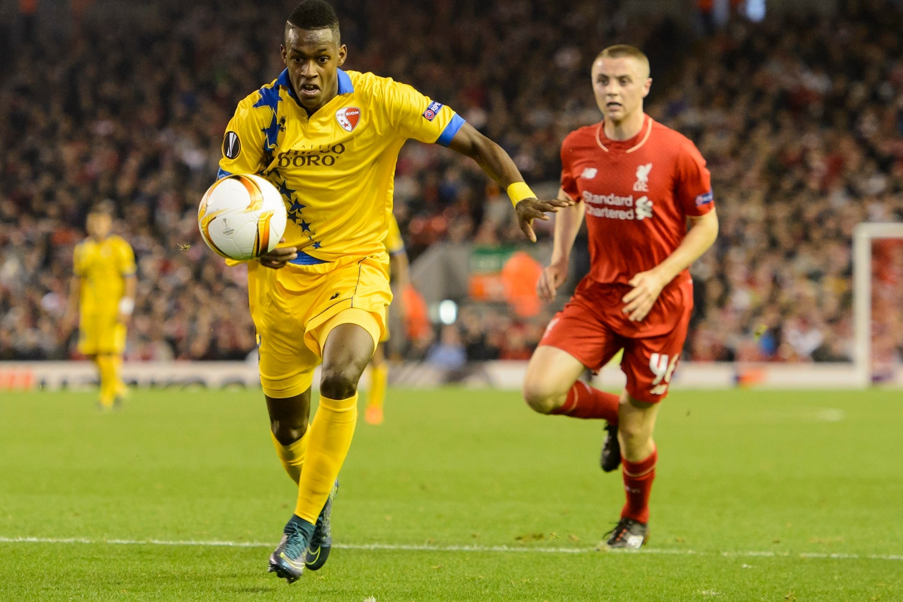 Sion's Edimilson Fernandes, left, challenges for the ball with Liverpool's Jordan Rossiter, right, during the UEFA Europa League group B soccer match between FC Liverpool and FC Sion, at the Anfield stadium, in Liverpool, England, Thursday, October 1, 2015. (KEYSTONE/Jean-Christophe Bott) BRITAIN SOCCER UEFA EUROPA LEAGUE LIVERPOOL SION