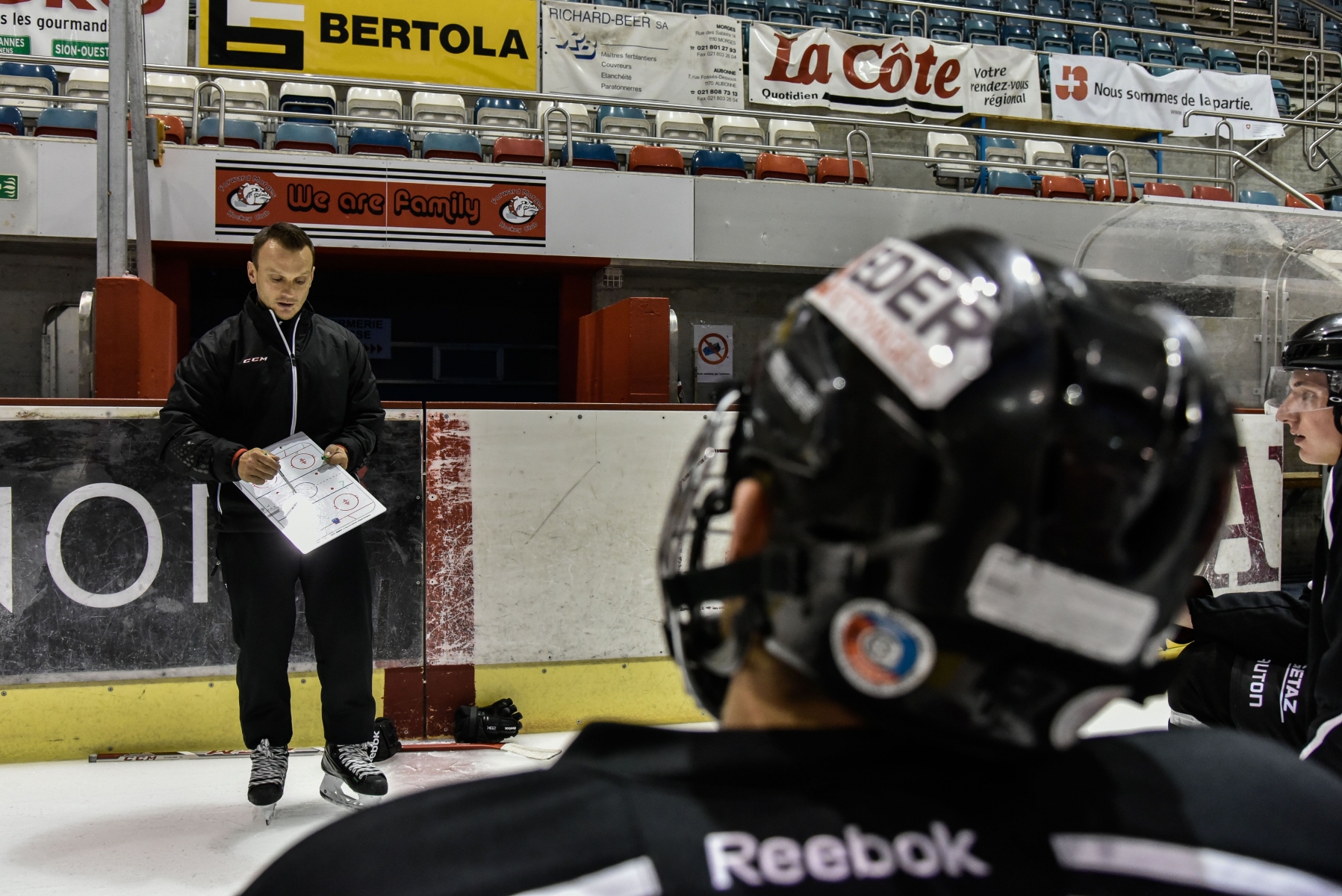 Laurent Perroton donne ses consignes: le coach a préparé ce match comme les autres, avec sérieux.