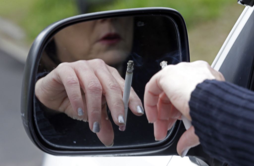 Fumer au volant en présence d'enfants est passible d'amende en Grande-Bretagne.