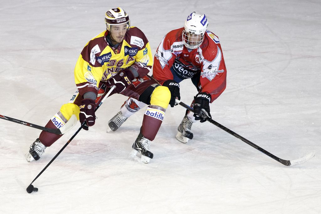 Le Canadien Matt D'Agostini de Servette contre Adrian Baruchet d'Uni.