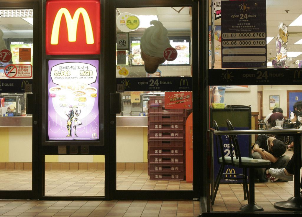 La SDF est morte dans le fast-food sans que personne ne la remarque.