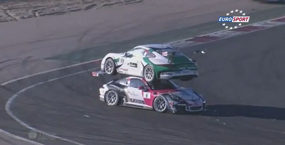 Un accrochage spectaculaire a placé les deux Porsche en fâcheuse posture.