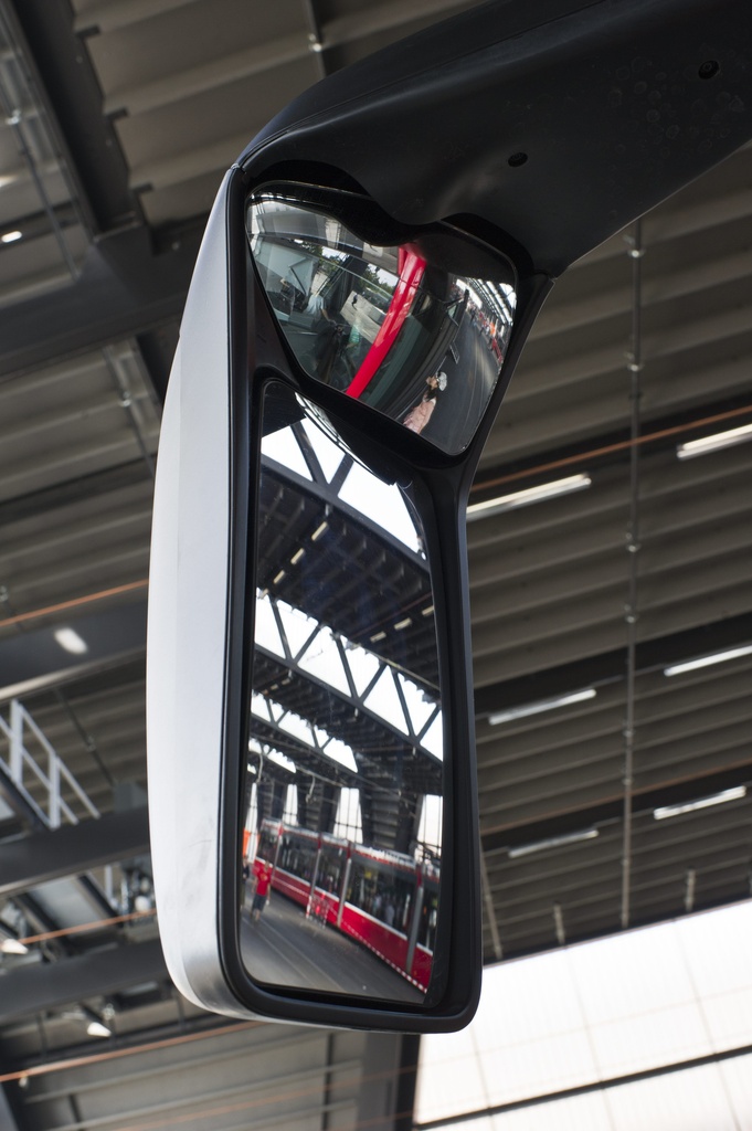 Zahlreiche Interessierte besuchen das neue Tramdepot der Berner Verkehrsbetriebe Bernmobil in der Naehe des Guisan Platz, am Sonntag, 11. September 2011 in Bern. Bernmobil veranstaltete den Tag der offenen Tore, um das fast 100 Millionen Franken teure Tramdepot, welches Ende Oktober in Betrieb geht, vorzustellen. (KEYSTONE/Alessandro della Valle)