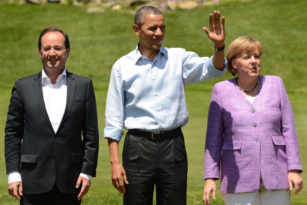 epa03225718 President of France Francois Hollande (L), US President Barack Obama (C) and Chancellor of Germany Angela Merkel (R) join leaders during the family photo of the G8 Summit at Camp David, the presidential retreat near Thurmont, Maryland, USA, 19 May 2012. The world's Group of Eight leading industrial nations (G8) meet at Camp David to discuss the European debt crisis, the global economy and security issues.  EPA/MICHAEL REYNOLDS