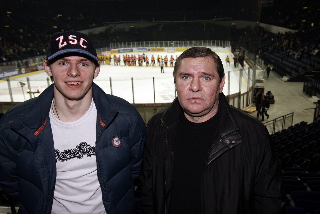 Die Hockeyaner Alexej und Wladimir Krutov, von links, posieren nach dem im Eishockeyspiel der National League A zwischen den ZSC Lions und dem SC Bern am Donnerstag, 21. Februar 2008, in Zuerich. (KEYSTONE/PHOTOPRESS/Alessandro Della Bella)