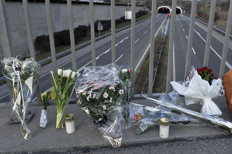 Sierre le, 14 mars 2012 : Accident de car de Sierre.  Sur le pont de A9 des jerbes de fleures sont déposer .©  Sacha Bittel/Le Nouvelliste
