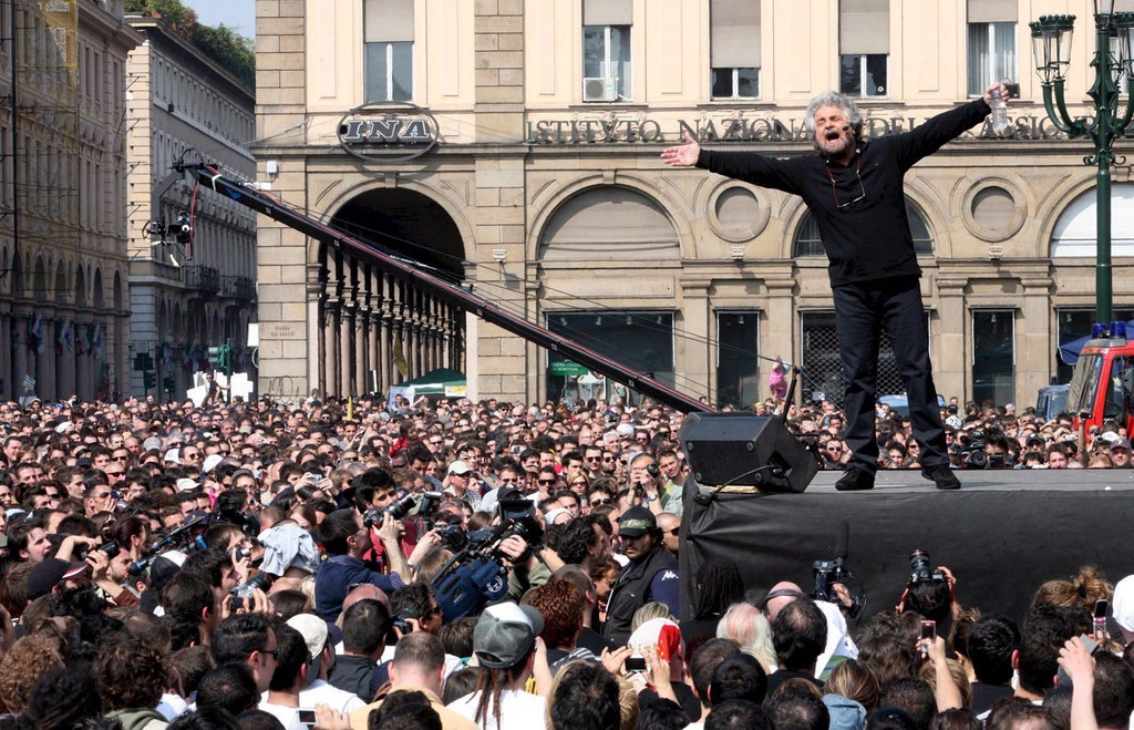 Le mouvement "Cinq étoiles" du comique italien Beppe Grillo arrive en deuxième ou troisième position dans de nombreuses villes, devant le Peuple de la Liberté (PDL, parti de M. Berlusconi).