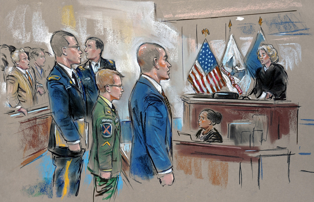 Des diplomates américains ont décrit jeudi devant la justice le dispositif de crise mis en place pour amortir le scandale WikiLeaks. Ils ont travaillé jour et nuit pour tenter d'enrayer le scandale des documents secrets. La "taupe" Bradley Manning, dans ce dessin en compagnie de sa défense civile et militaire,  encourt la perpétuité.


