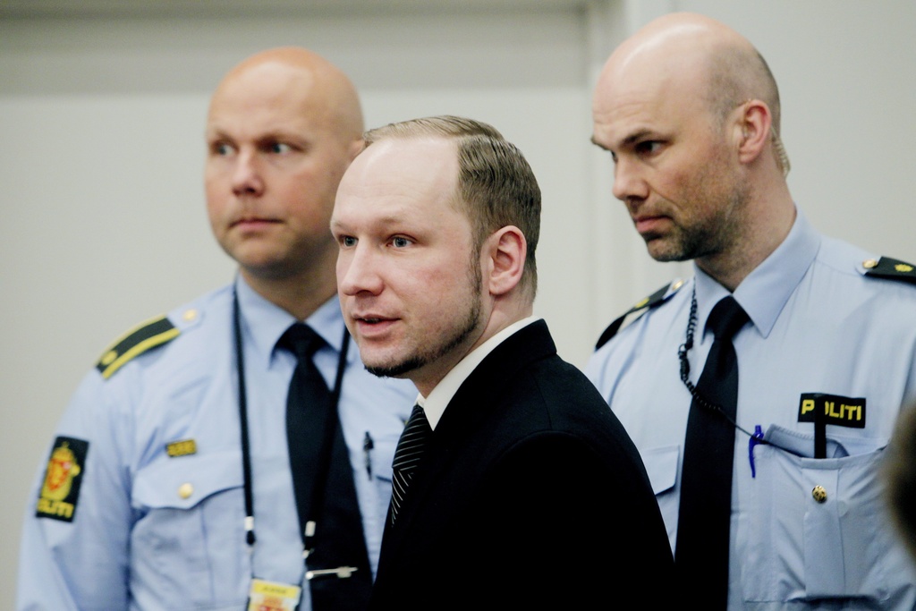 Anders Behring Breivik, jugé pour le massacre de 77 personnes l'an dernier en Norvège, a repris ses explications vendredi devant le tribunal d'Oslo. Au cours de cette journée, il devait aborder en détail la tuerie d'Utoeya, au risque, selon son avocat, de choquer l'assistance.