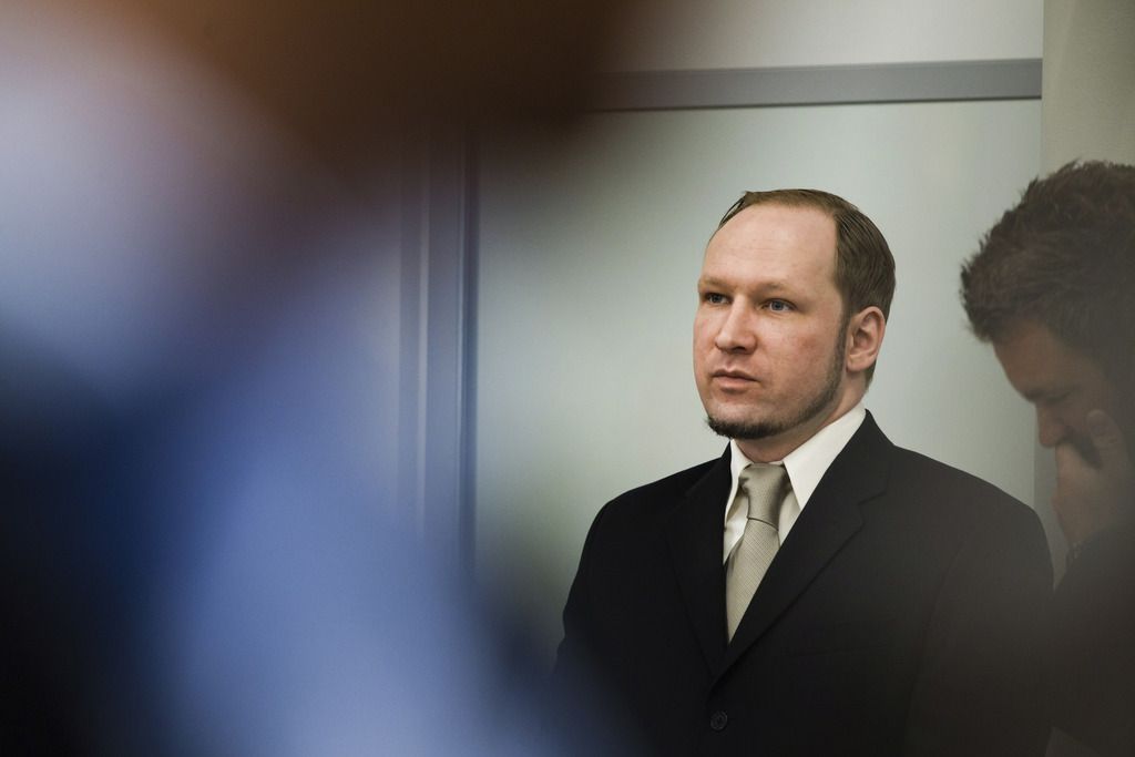Breivik a stupéfié l'audience en rendant un hommage appuyé à la police, critiquée pour sa présumée lenteur à l'appréhender.