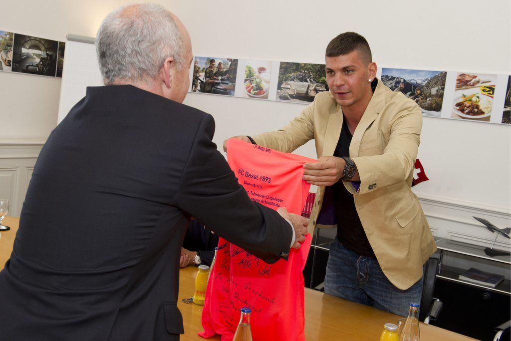 Aleksandar Dragovic a présenté ses excuses et remis à Ueli Maurer (de dos) un maillot signé du FC Bâle.
