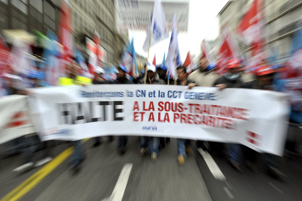 La Suisse devrait durcir la lutte contre les abus sur le marché du travail. L'exclusion des marchés concernera donc les entreprises ayant systématiquement sous-payé leur personnel pour s'enrichir. Celles-ci encourent une amende pouvant aller jusqu'à 40'000 francs.