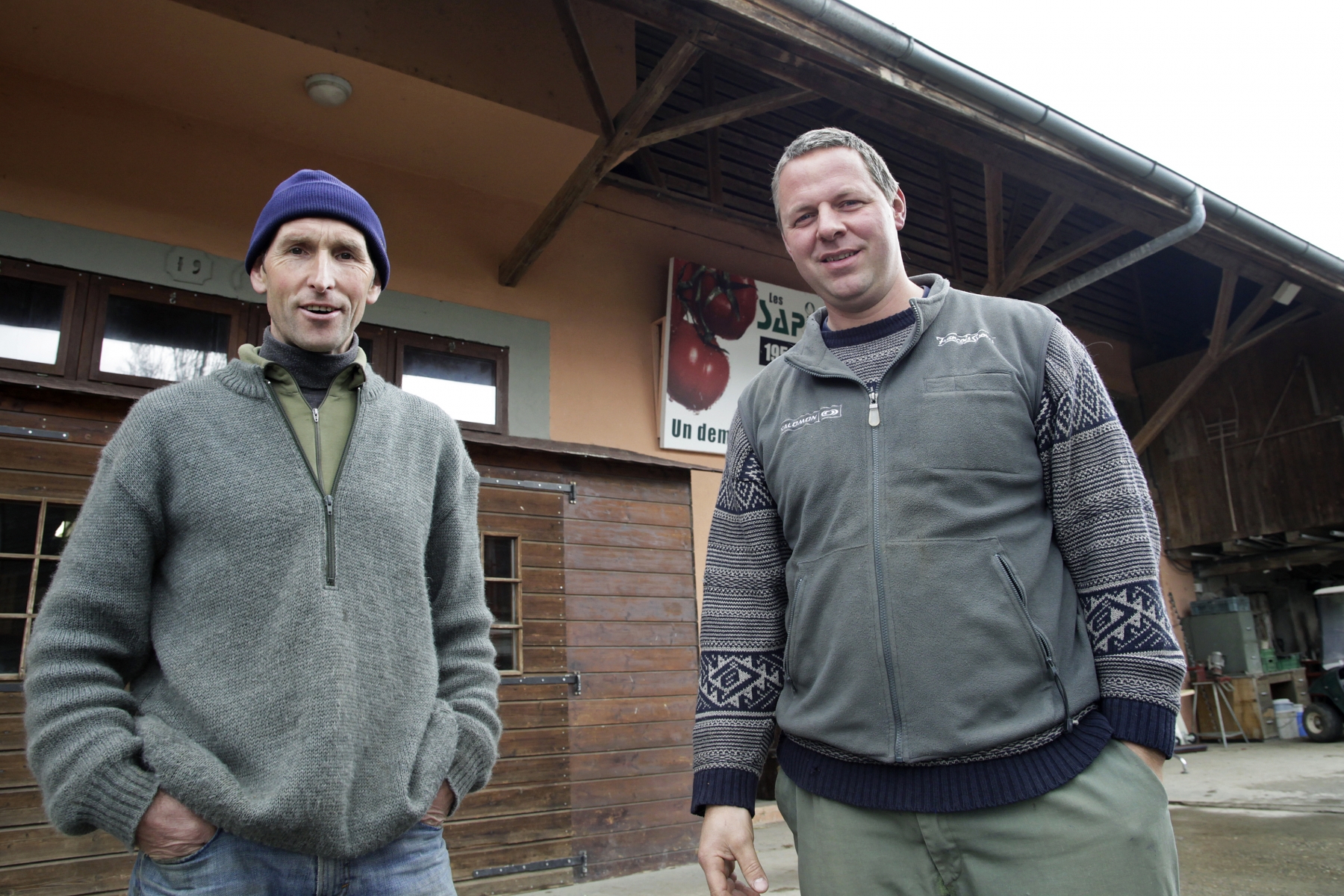 Theo Grossenbacher (à gauche) et Jean-Daniel Waber de la ferme Les Sapins à Colombier accueillent de nombreux jeunes.