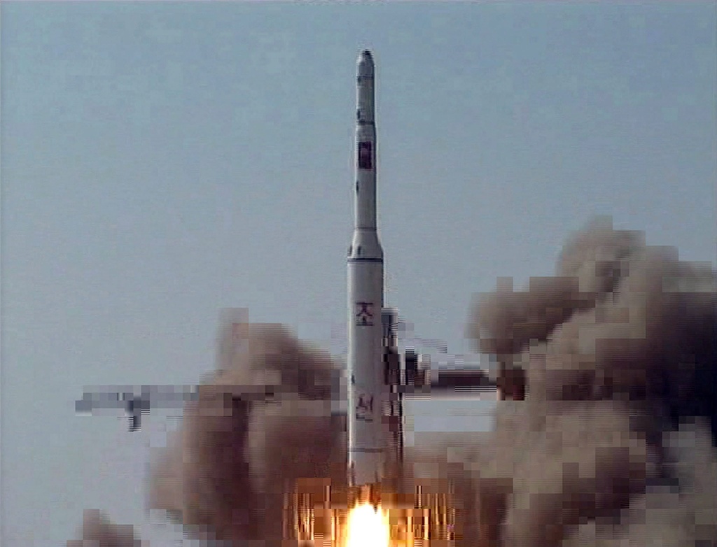 M. Paek Chang-Ho, directeur du Centre de contrôle des satellites, a confirmé que le satellite d'observation de la terre Kwangmyongsong-3 (Etoile brillante) avait déjà été installé mardi dans le troisième et dernier étage de la fusée Unha-3 (ici l'envol du Unha-2 en 2009). La date du lancement "sera décidée par mes supérieurs", a-t-il dit.