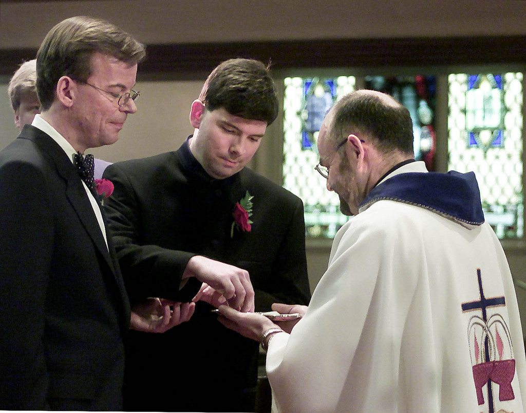 Le mariage gay peut déjà être célèbrer à l'église au Canada. 