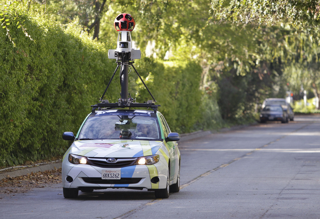 Google Street View est dispensé de flouter sans exception tous les visages et plaques de voitures. Le Tribunal fédéral (TF) lui donne gain de cause tout en précisant que chaque personne intéressée peut demander l'anonymisation manuelle de données qui la concernent.