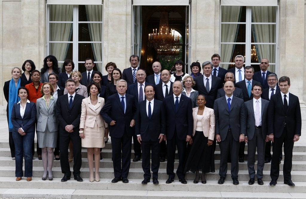 Le Conseil des ministres et le président Hollande prennent la pause après leur première rencontre.