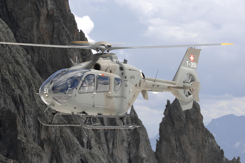 L'Agence européenne de sécurité aérienne (EASA) a requis des inspections visuelles des rotors d'hélicoptères EC135, un des modèles les plus vendus d'Eurocopter, après la découverte de fissures. L'armée suisse a acheté 20 appareils de la version militaire EC635 de ce type d'hélicoptères.