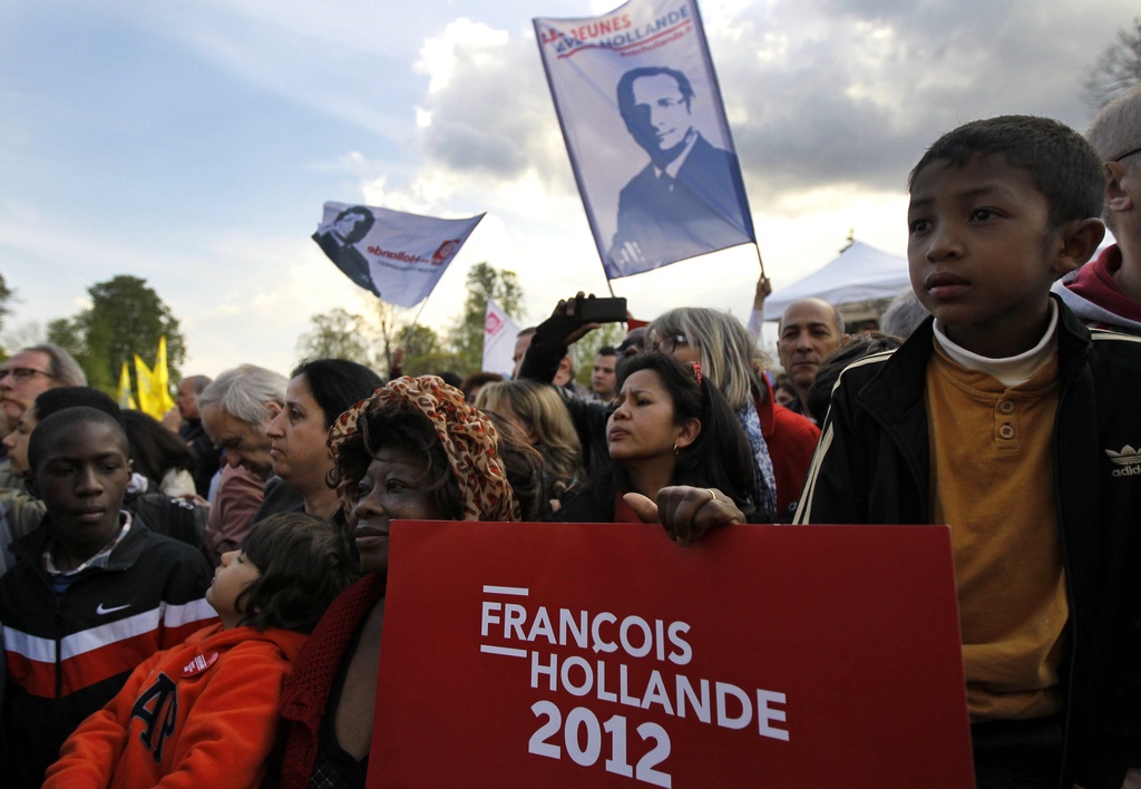 Les camps des candidats à la présidentielle française François Hollande et Nicolas Sarkozy ont annoncé chacun dimanche 100'000 participants aux meetings géants organisés à Paris en faveur du candidat socialiste et du président sortant.