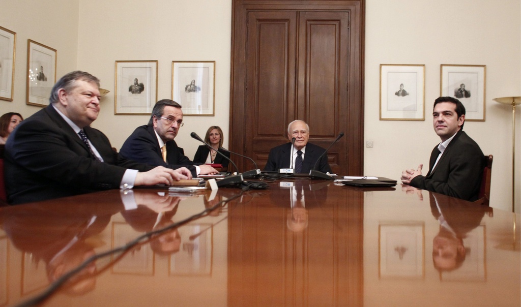 Dans l'espoir de sortir de la crise politique qui paralyse la Grèce depuis sept jours, le chef de l'Etat Karolos Papoulias (centre) a reçu en fin de matinée les chefs des trois principaux partis représentés au Parlement, qui ont tous échoué à former une coalition. A gauche, le socialiste Evangelos Venizelos, le conservasteur Antonis Samaras (2e à gauche) et le leader d'extrême gauche Alexis Tsipras (droite).