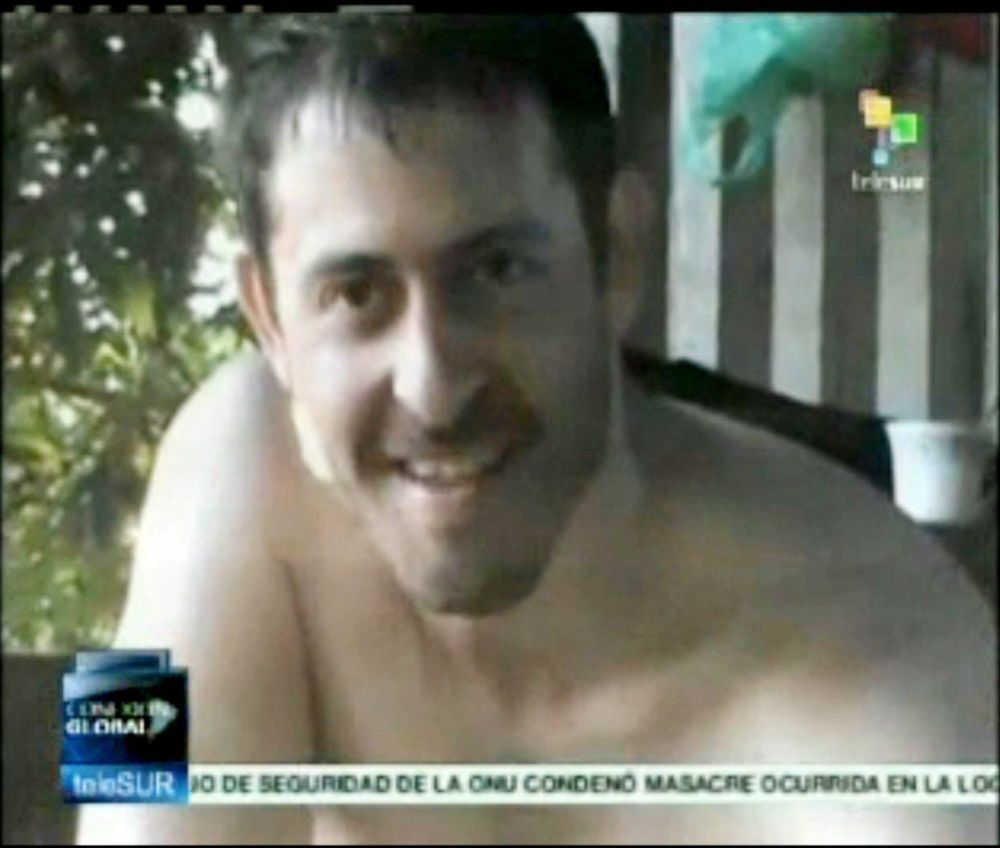epa03239918 A picture taken from a video released by Telesur on 28 May 2012 shows French journalist Romeo Langlois on a proof of life video after being kidnapped a month ago by the Revolutionary Armed Forces of Colombia (FARC). The guerrilla announced yerterday through a statement that Langlois will be release next Wednesday. /TELESUR/EDITORIAL USE ONLY/NO SALES/BEST QUALITY AVAILABLE