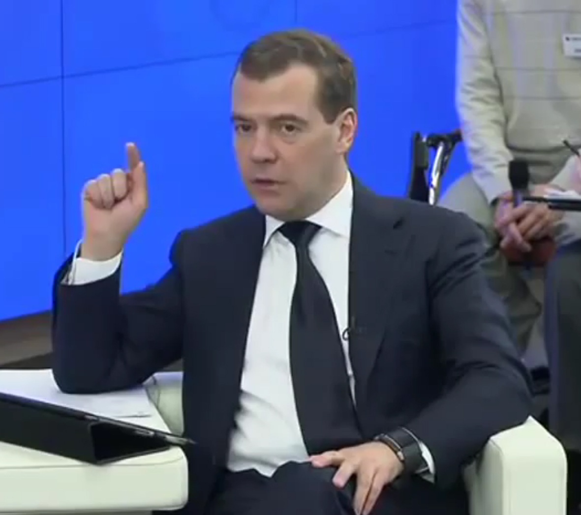 Dmitri Medvedev, une Slyde au poignet, le 17 avril dernier.